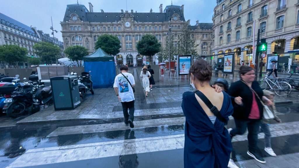 雨のパリ市内を移動